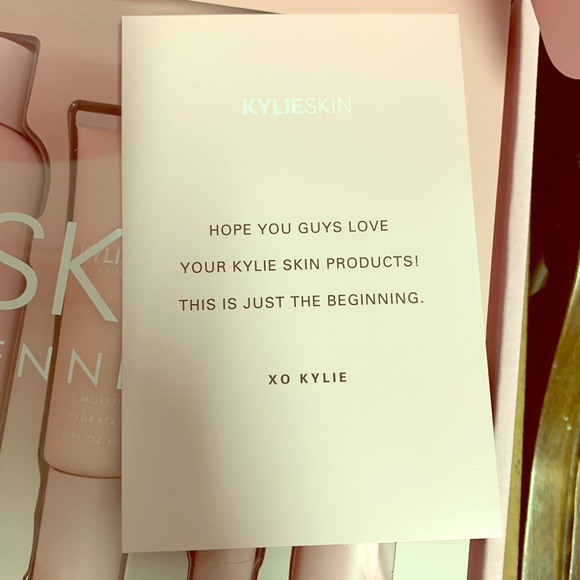 ⭐️𝕊𝕆𝕃𝔻⭐️ Kylie Skin Set...Brand New In Box! - Picture 2 of 2